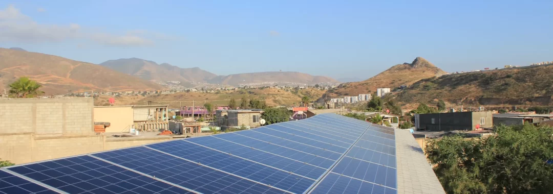 Descubre cómo nuestras soluciones de energía solar y baterías de respaldo en México y California garantizan una autonomía energética eficiente y sostenible para tu hogar o negocio