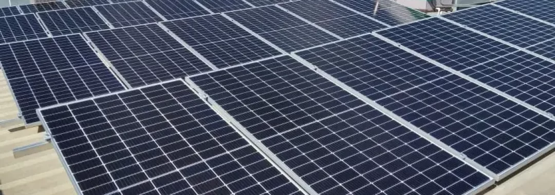 Descubre cómo nuestras soluciones de energía solar y baterías de respaldo en México y California garantizan una autonomía energética eficiente y sostenible para tu hogar o negocio