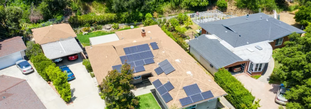 Descubre cómo nuestras soluciones de energía solar y baterías de respaldo en México y California garantizan una autonomía energética eficiente y sostenible para tu hogar o negocio