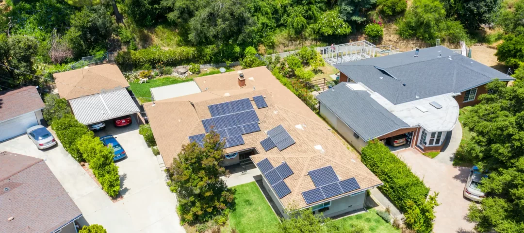 Descubre cómo nuestras soluciones de energía solar y baterías de respaldo en México y California garantizan una autonomía energética eficiente y sostenible para tu hogar o negocio